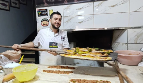 Pide ustası, hem türkü söylüyor, hem pide yapıyor