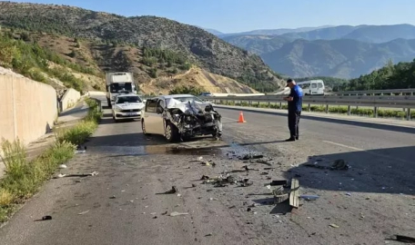 Otomobil kamyona arkadan çarptı: Sürücü ve oğlu yaralandı