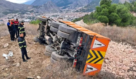 Freni tutmayan kamyon, şarampole yuvarlandı; şoför yaralandı