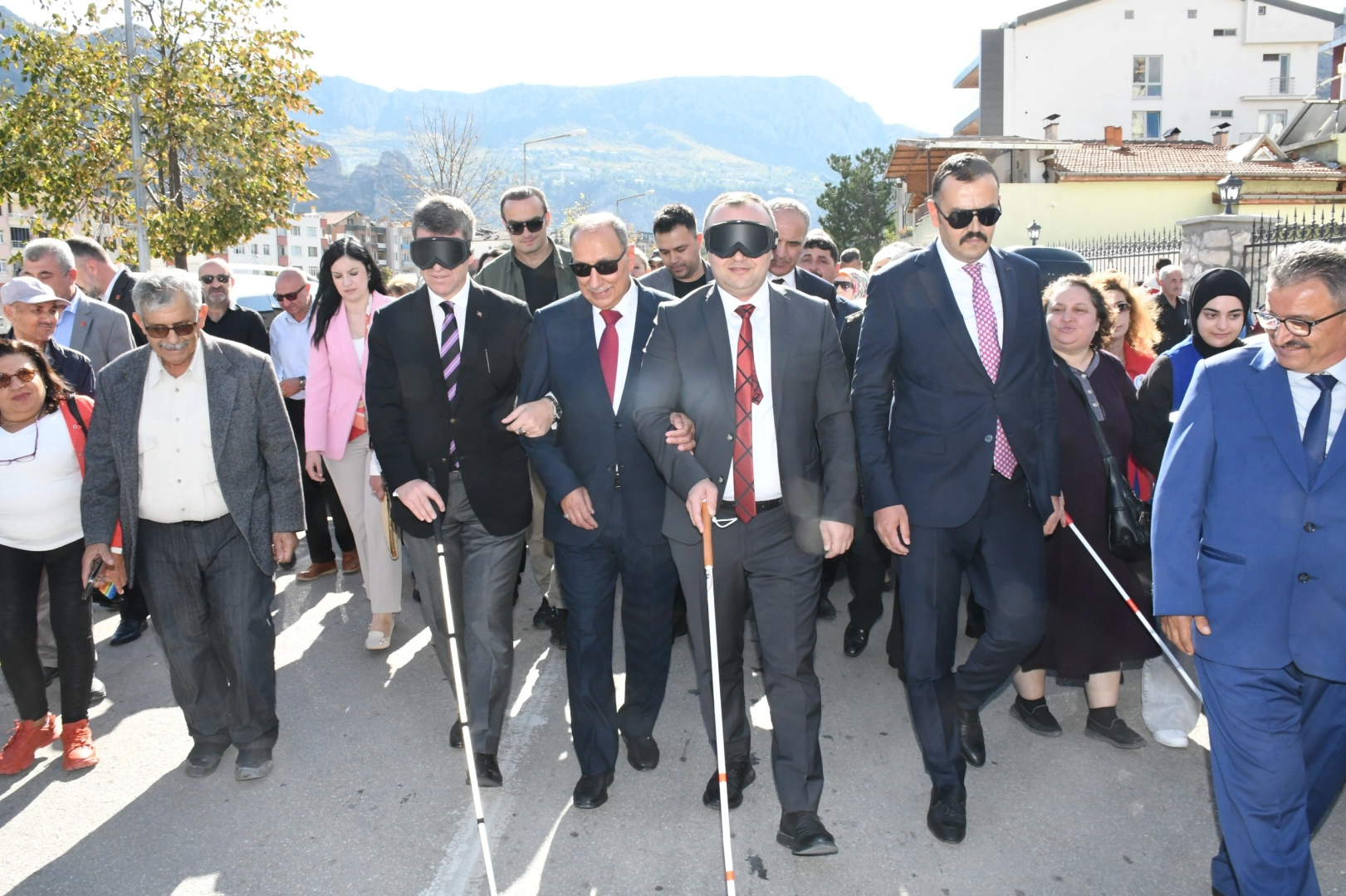 Vali ve Belediye Başkanı farkındalık için gözleri kapalı yürüdü