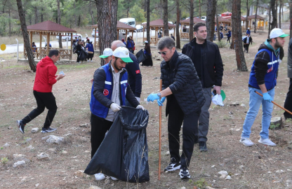 Vali Bakan, gençlerle çevre temizliği yaptı
