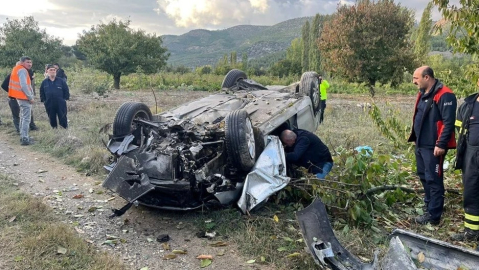 Otomobil tarlaya uçtu: 1 kişi öldü, eşi ile 7 aylık oğlu yaralandı