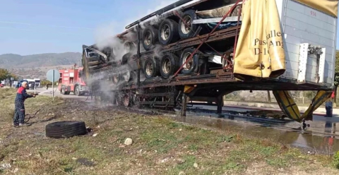 Seyir halindeki TIR’ın dorsesi yandı