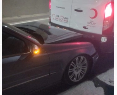 Otomobil tünelde minibüse arkadan çarptı: 4 yaralı; o anlar kamerada