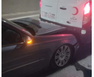 Otomobil tünelde minibüse arkadan çarptı: 4 yaralı; o anlar kamerada