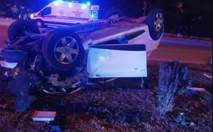 Lastiği patlayan otomobil takla attı: 2 yaralı