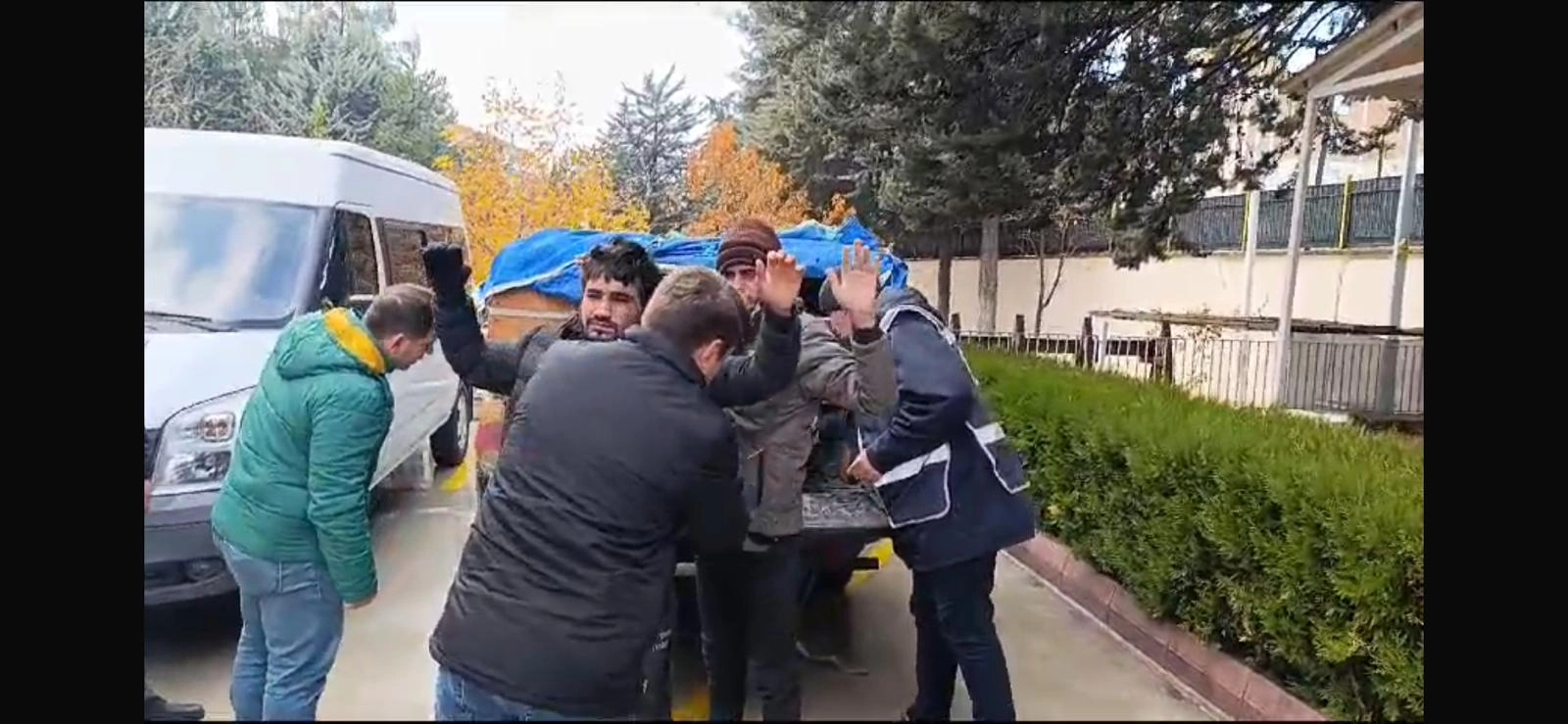 Amasya’da arı kovanı yüklü kamyonetten 4 kaçak göçmen çıktı