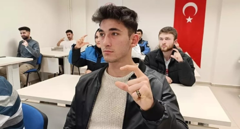 Üniversite öğrencilerine işaret dili eğitimi