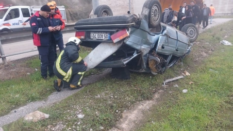 Amasya’da otomobil bariyere çarptığı kaza kamerada; 1 yaralı