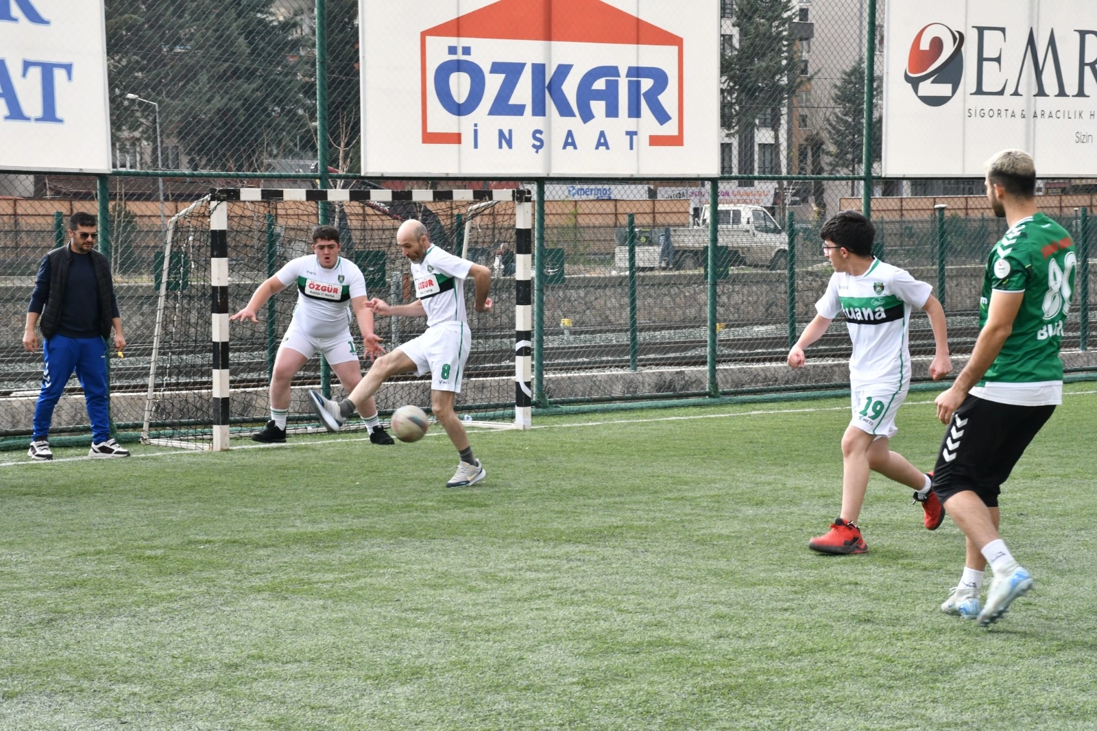 Protokol ile engelli bireyler arasında futbol maçı