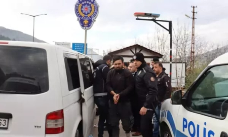 Polisten kaçmaya çalışan minibüsten 20 kaçak göçmen çıktı