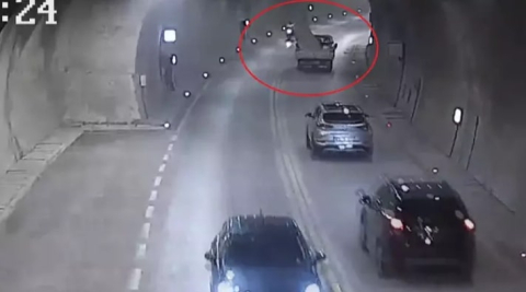Kamyonetten çatı sacı düştü, karşı şeritteki motosiklet devrildi; o anlar kamerada