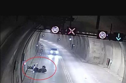 Tüneldeki motosiklet kazası kamerada