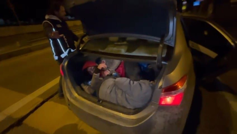 Otomobilin bagajından 5 göçmen çıktı