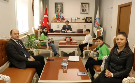 Yarışmada derece yapanlardan Kaymakam Kartal’a ziyaret