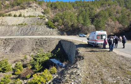 Kamyonet dere yatağına uçtu: Sürücü yaralandı
