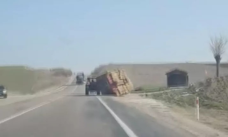 Saman balyası yüklenen traktörün römorku devrildi; o anlar kamerada