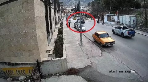 Motosiklet, sürücüsünün 'U' dönüşü yaptığı otomobile çarptı: 1’i ağır, 2 yaralı