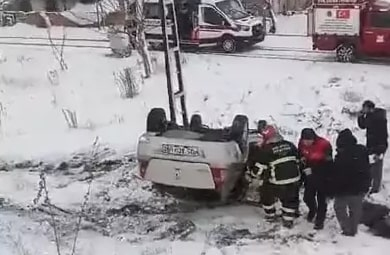 Otomobil şarampole devrildi: 3 yaralı