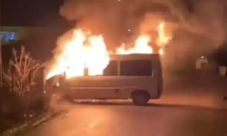 Seyir halindeki minibüs yandı