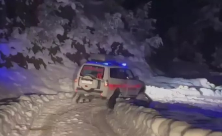 Karda mahsur kalan hasta, paletli ambulansla hastaneye ulaştırıldı