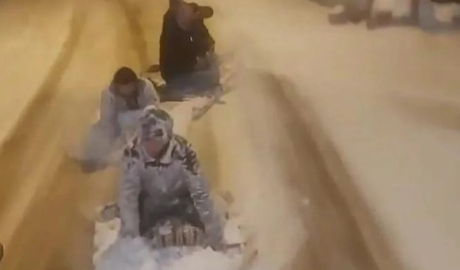 Paletten yaptıkları kızakla kaydılar