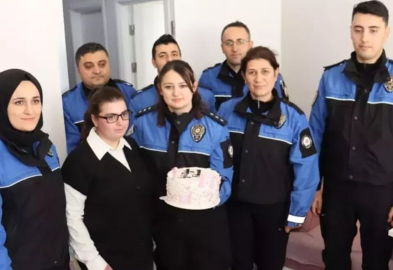 Zihinsel engelli Fatmanur’a Amasya polisinden doğum günü sürprizi