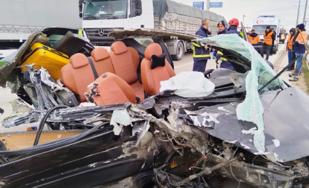 Otomobil, TIR ve bariyere çarptı: 5 yaralı