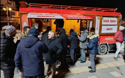 İftar sonrası sıcak salep, gönülleri ısıtıyor