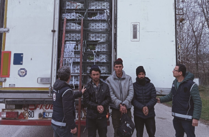 Karpuz yüklü TIR'dan 3 kaçak göçmen çıktı
