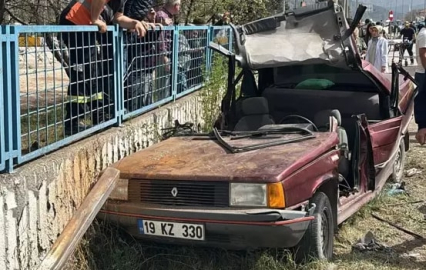 Reklam panosuna çarpan otomobildeki 5 kişi yaralı