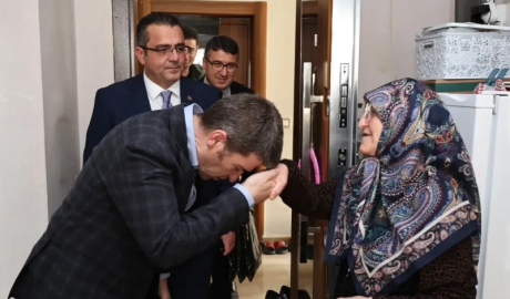 Ümmühan Nine’ye Vali Bakan’dan bayram sürprizi