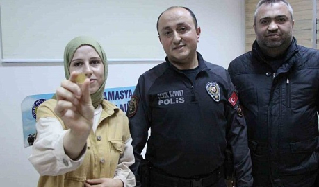 Polis izinli gününde bulduğu yarım altını sahibine teslim etti