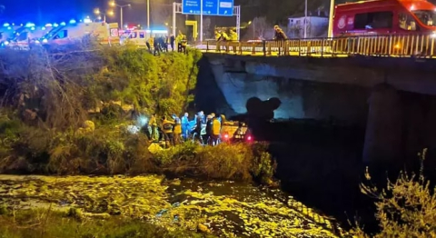 Tersakan çayına düşen otomobildeki 5 kişi yaralandı