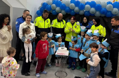 Miniklerden polislere pastalı kutlama