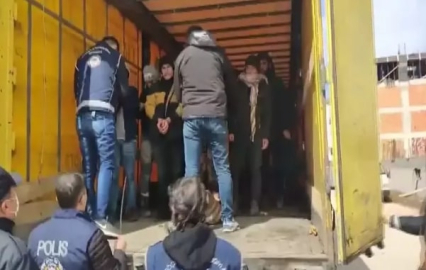 TIR’ın dorsesinden 10 kaçak göçmen çıktı; 1 gözaltı