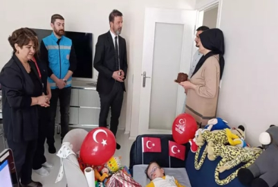 1,5 yaşındaki hidrosefali hastası Göktuğ’a 23 Nisan ziyareti
