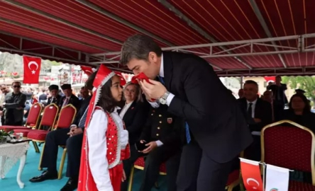 Küçük Erva’dan duygulandıran bayrak teslimi