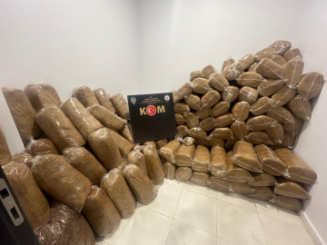 Polis 1.2 ton kıyılmış tütün ele geçirdi: 1 gözaltı