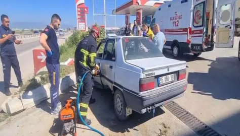 Otomobil bordür taşına çarptı: 1 yaralı