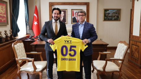 Özdemir’den Vali Bakan’a Eyüp Spor Forması