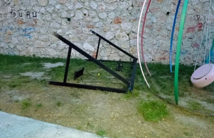Devrilen demir salıncağın altında kalan küçük yağız hayatını kaybetti