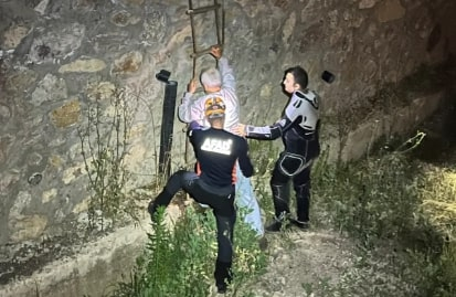 Dereye düşen köpeğini kurtarmak isterken mahsur kaldı