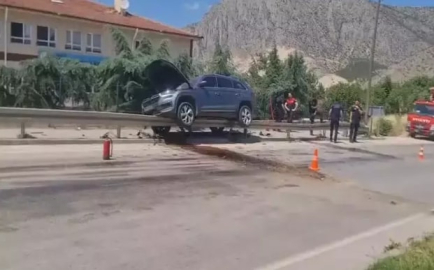 Bariyerde asılı kalan otomobildeki 1 kişi yaralandı