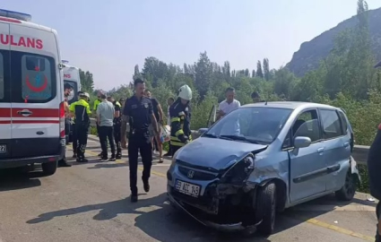Bariyerlere çarpan otomobildeki 4 kişi yaralandı