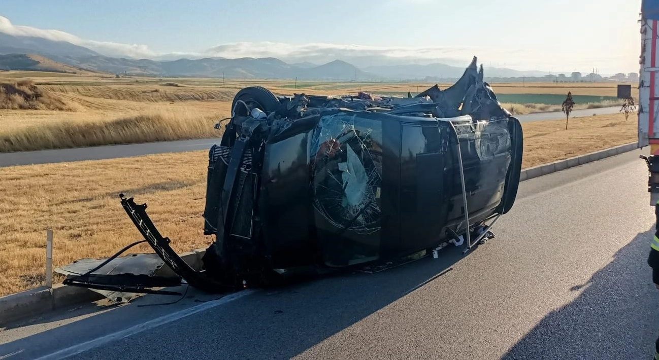 Hafif ticari araç ile arpa yüklü traktör çarpıştı: 1 ölü, 4 yaralı