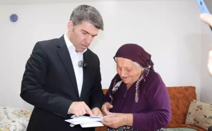Ümmehan teyzenin yeni kimliğini Vali Bakan teslim etti