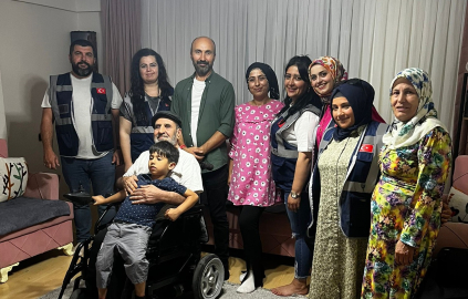 Zeki amcanın yüzünü Dost Eli derneği güldürdü