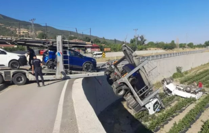 Tır ile kamyonet çarpıştı: 2 yaralı
