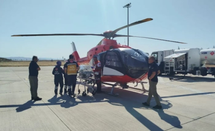 Ambulans helikopter prematüre bebek için havalandı
